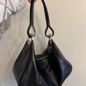 Classic Black Leather Shoulder Bag - Elegant Everyday Tote